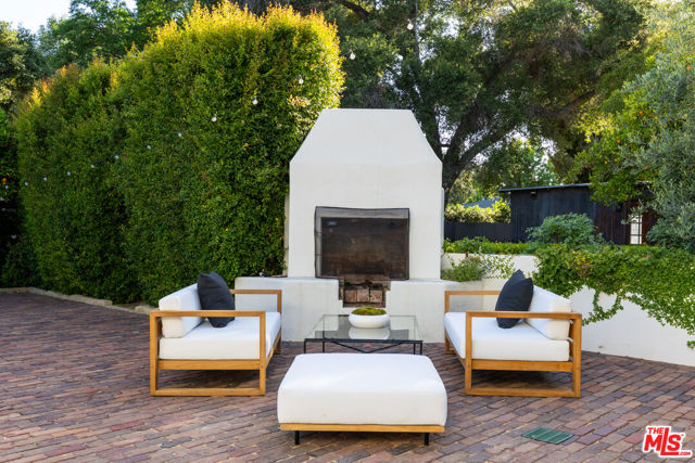 205 S Lomita Avenue, Ojai CA: https://media.crmls.org/mediaz/e1638fda-ae70-40b3-8ed6-9ae1d6b0f441.jpg