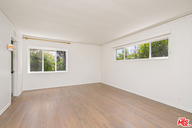 1053 Maroney Lane, Pacific Palisades CA: https://media.crmls.org/mediaz/e163cfec-2e8f-498e-a0fb-c136a60b1ac0.jpg