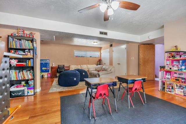 33 Woodcliff Court, Oakland CA: https://media.crmls.org/mediaz/e1644fff-25bc-4246-a6ea-c1e449e6a880.jpg