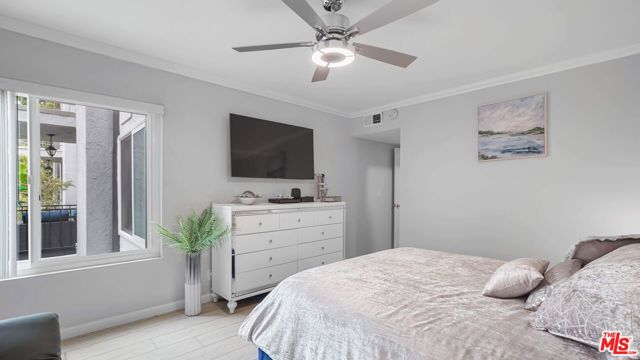 5870 Green Valley Circle, Culver City CA: https://media.crmls.org/mediaz/e1652572-b135-4e82-98fc-406154bc66bf.jpg