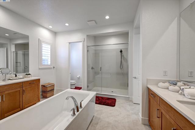 4072 Whitney Vista Ln, Rocklin CA: https://media.crmls.org/mediaz/e1652a9c-6c84-49a2-932e-84faa831fcb3.jpg