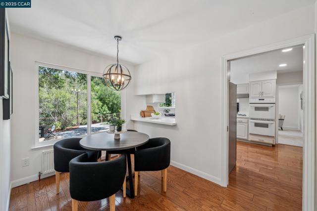 6 Greenwood Ct, Orinda CA: https://media.crmls.org/mediaz/e165734a-ba3c-4c95-aeb6-ec1273c861c8.jpg
