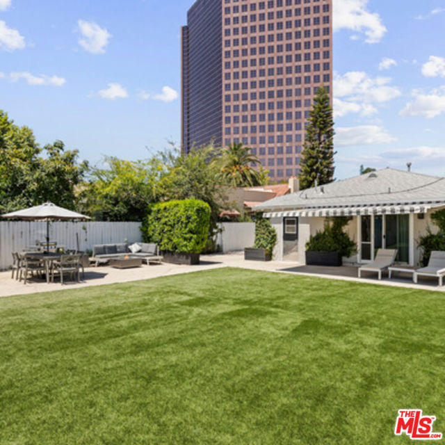 6526 6528 San Vicente Boulevard, Los Angeles CA: https://media.crmls.org/mediaz/e165760f-2b06-4818-8c25-1ed990b84339.jpg