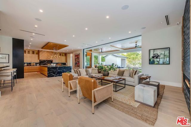 15907 Valley Vista Boulevard, Encino CA: https://media.crmls.org/mediaz/e165fa8b-6425-4ea6-99e0-bd8f387cc051.jpg