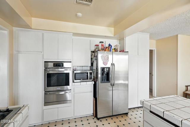 2049 Stanford Drive, Simi Valley CA: https://media.crmls.org/mediaz/e166ef31-4d84-43d1-882f-d9ef26c9c9d1.jpg