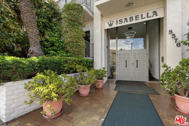 5376 Fairview Boulevard, Los Angeles CA: https://media.crmls.org/mediaz/e16700ec-57ac-46f6-a722-15b6d818d857.jpg