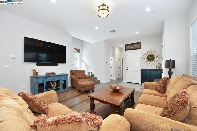 7544 Twin Bridges Ln, Citrus Heights CA: https://media.crmls.org/mediaz/e1673423-3f76-4903-a18c-8298d0cd058f.jpg