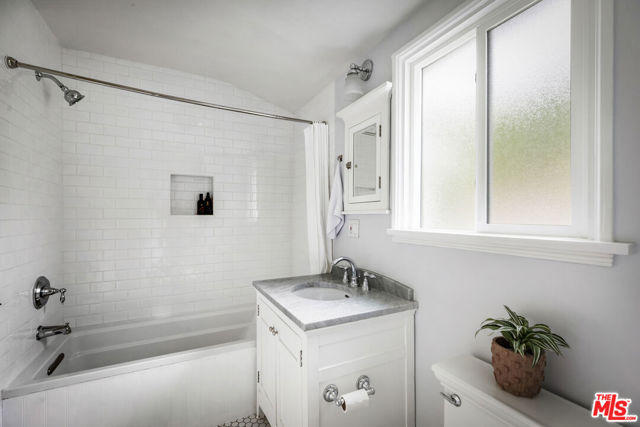 13324 Valley Vista Boulevard, Sherman Oaks CA: https://media.crmls.org/mediaz/e169b226-5f98-4726-9b30-7ec63fd55f5a.jpg