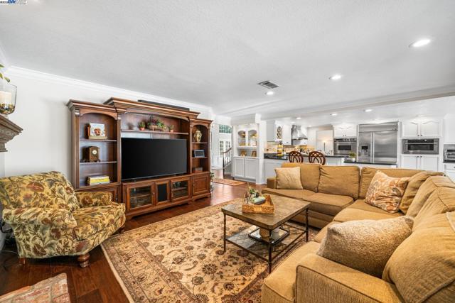 639 Canyon Crest Rd East, San Ramon CA: https://media.crmls.org/mediaz/e169dc82-58cb-4d55-be3f-17cdc98806f4.jpg