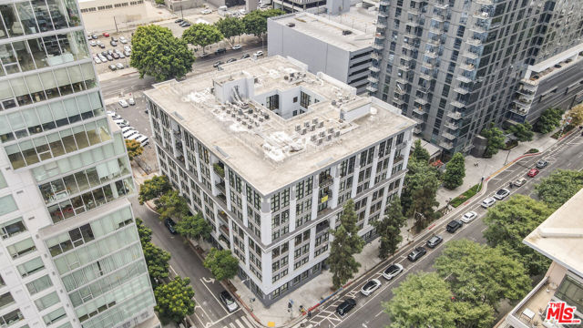 330 W 11th Street, Los Angeles CA: https://media.crmls.org/mediaz/e16a709d-42fc-44aa-a380-d4db27e59144.jpg