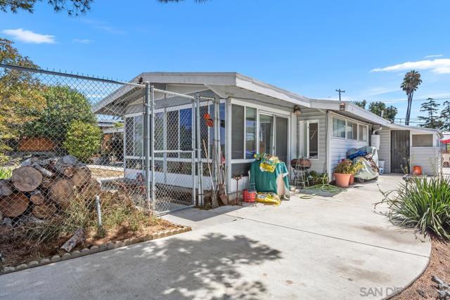 252 Santa Clara Dr, Vista CA: https://media.crmls.org/mediaz/e16ab27a-d1bc-472d-83c4-ef61e2385e2b.jpg