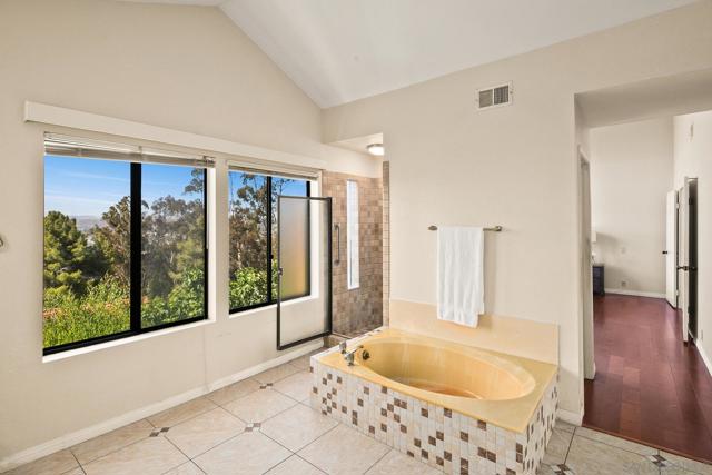 1586 Kimberly Woods Dr, El Cajon CA: https://media.crmls.org/mediaz/e16b39c8-917b-4228-a30e-7d59667edb6d.jpg