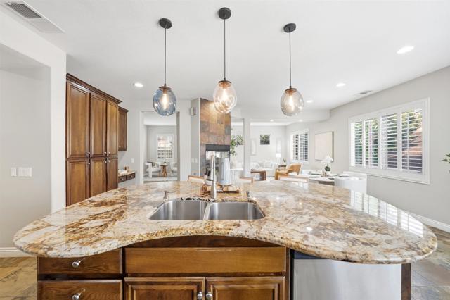 1029 Vista Oak Place, Chula Vista CA: https://media.crmls.org/mediaz/e16c389b-0c63-4826-a17c-ba253ec0936f.jpg