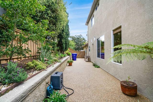 5032 Manor Ridge Ln, San Diego CA: https://media.crmls.org/mediaz/e16c6b07-c530-43b1-88f1-d15f839e2f07.jpg