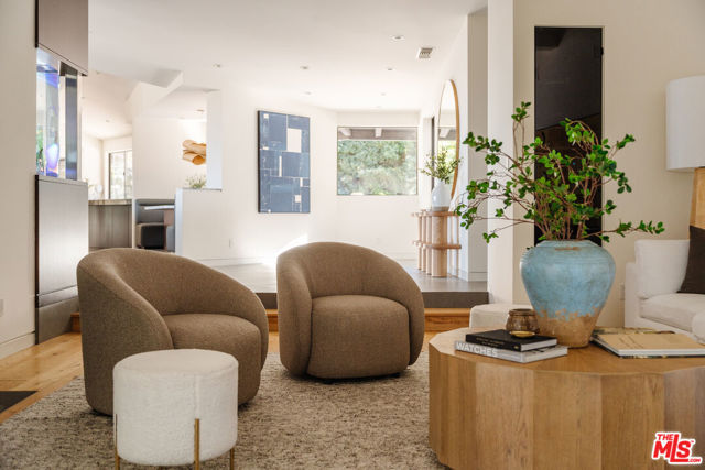 4 Buckboard Lane, Rolling Hills CA: https://media.crmls.org/mediaz/e16d3e5f-4da9-4b47-bef8-f7b8e05ac701.jpg