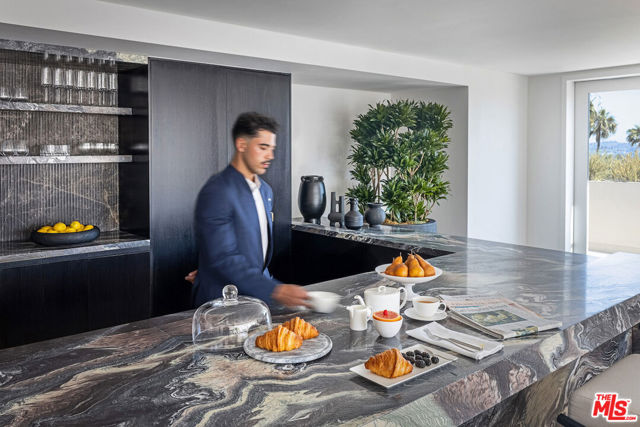 9200 Wilshire Blvd, Beverly Hills CA: https://media.crmls.org/mediaz/e16d5201-fc3d-4658-9094-df1aae8b78d0.jpg