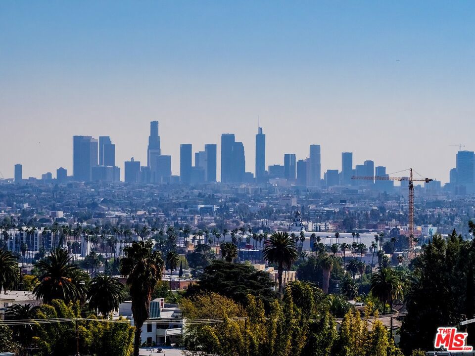 https://media.crmls.org/mediaz/e16d88da-4f26-4917-80ff-4d81df36bc09.jpg?preset=X-Large