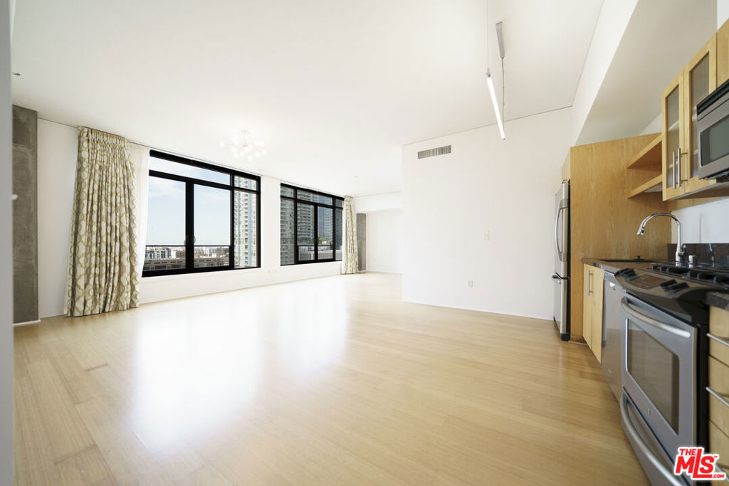 1111 S Grand Avenue Unit 819