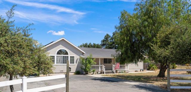 1080 Spring Grove Road, Hollister CA: https://media.crmls.org/mediaz/e16e9ec4-a18f-49a2-950c-450809338967.jpg