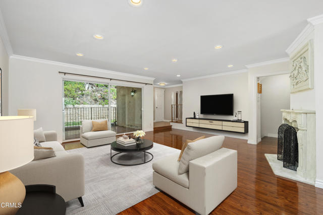 9503 Via Venezia, Burbank CA: https://media.crmls.org/mediaz/e16eef14-af7e-4b42-8857-d2d7dd62d265.jpg