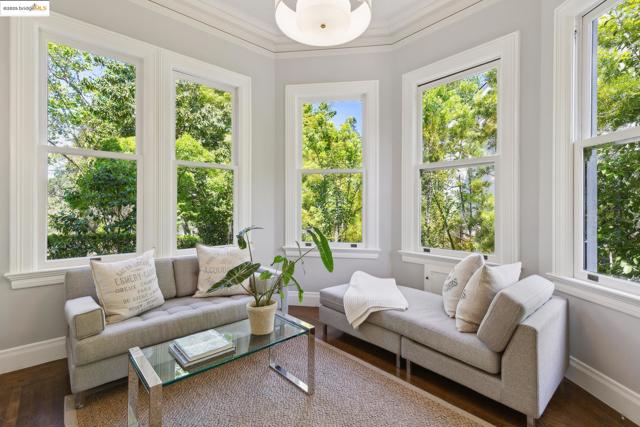 22 Sea View Ave, Piedmont CA: https://media.crmls.org/mediaz/e16f1c3a-0ce0-4e86-b1d4-c16e2ff0b8c2.jpg