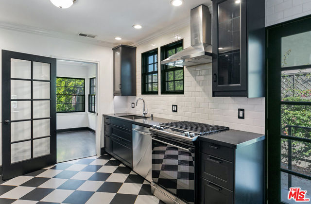 508 N San Vicente Boulevard, West Hollywood CA: https://media.crmls.org/mediaz/e16f860d-5b42-4bd1-a3f7-51e695ce8ffd.jpg