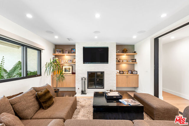 4961 Noeline Avenue, Encino CA: https://media.crmls.org/mediaz/e16f98eb-61df-4ddf-bc6a-d2b57b41b658.jpg