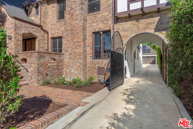 832 S Plymouth Boulevard, Los Angeles CA: https://media.crmls.org/mediaz/e16fcd28-b7d2-4e57-8268-207cc9f29621.jpg