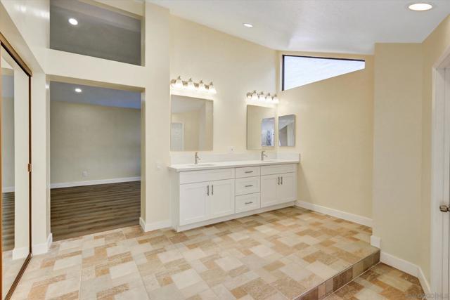 1103 Countrywood Ln, Vista CA: https://media.crmls.org/mediaz/e1714ee8-6e36-4ee9-b909-c2b6911f678f.jpg