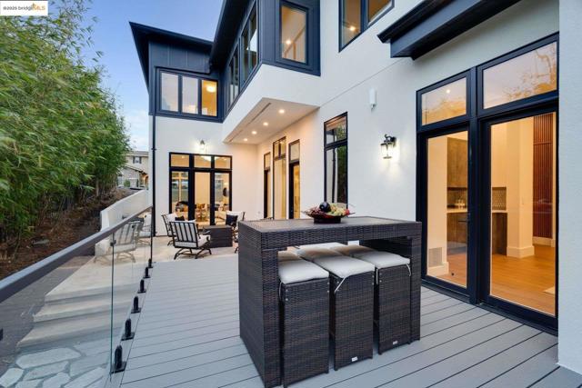 13462 Campus drive, Oakland CA: https://media.crmls.org/mediaz/e1719883-c50a-4211-976a-221691426972.jpg