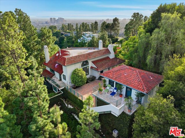 1284 Lago Vista Drive, Beverly Hills CA: https://media.crmls.org/mediaz/e171e08e-ef1f-4cbc-a370-e8f043203804.jpg