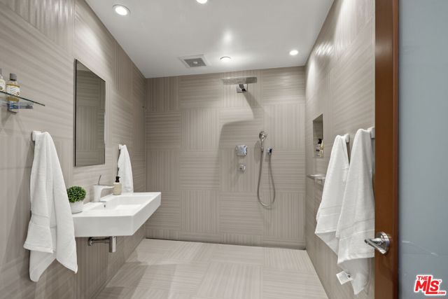 2980 Hollyridge Drive, Los Angeles CA: https://media.crmls.org/mediaz/e171fb55-6dd3-4126-923c-0fef371be082.jpg