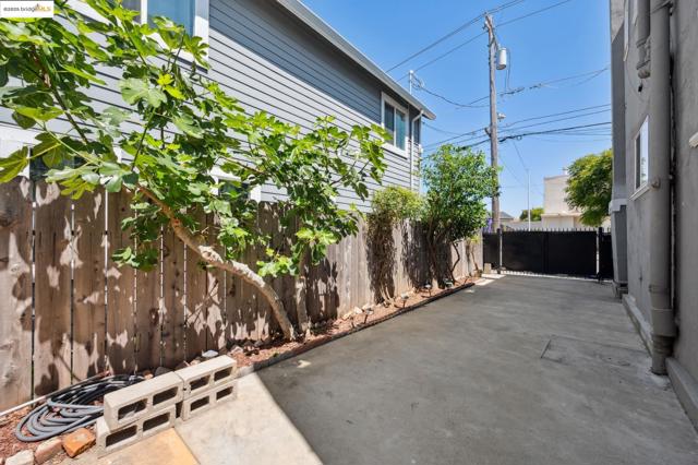 1063 32Nd St, Oakland CA: https://media.crmls.org/mediaz/e1722a55-1e32-49de-8492-a48bb4ff5485.jpg