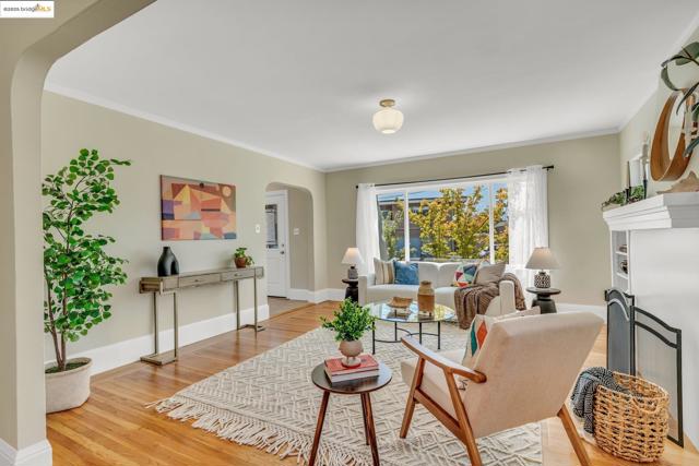 3671 38th Ave, Oakland CA: https://media.crmls.org/mediaz/e172d333-4029-4d34-a831-045f48ce7654.jpg