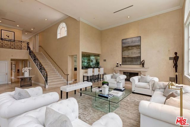 110 N Oakhurst Drive, Beverly Hills CA: https://media.crmls.org/mediaz/e1740eb6-f67d-4e2f-83f0-975fae19cf99.jpg