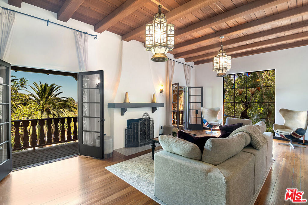 3475 N Knoll Drive — architectural residence