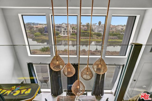 4105 Pacific Avenue, Marina del Rey CA: https://media.crmls.org/mediaz/e174e014-faf7-4663-af2d-cf43feaa5d95.jpg
