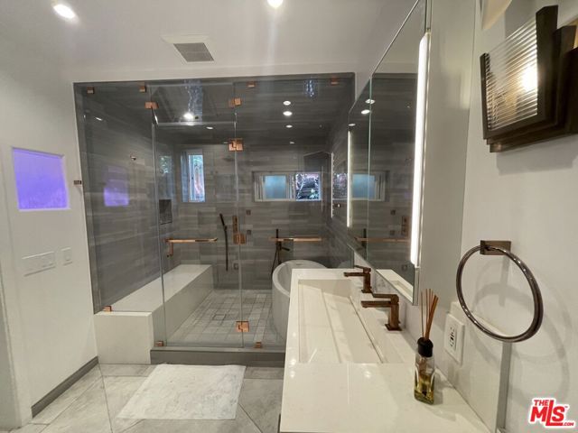 425 Sunridge Street, Playa del Rey CA: https://media.crmls.org/mediaz/e1754e28-de43-4328-bf8d-3070628c51a4.jpg