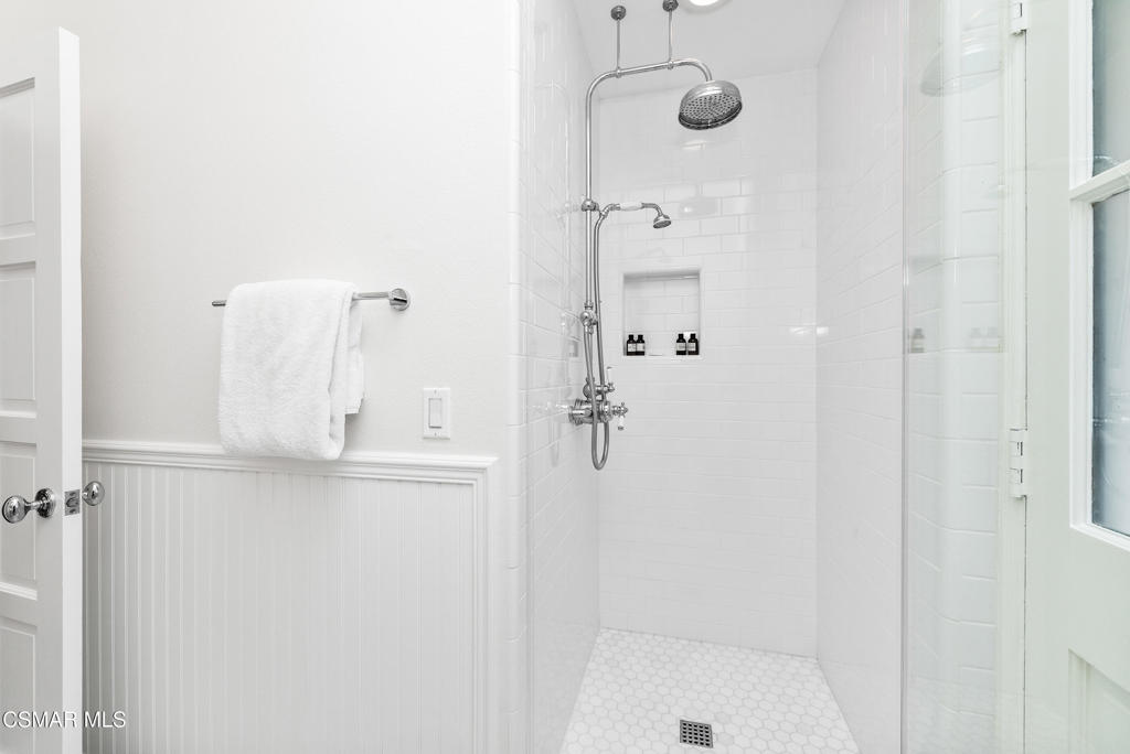 https://media.crmls.org/mediaz/e176724d-9303-47a4-87a8-7d073d1ff4cc.jpg?preset=X-Large