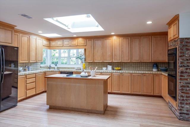 744 Los Altos Avenue, Los Altos CA: https://media.crmls.org/mediaz/e17718bb-ad9b-42f9-8bde-47af5f79d8a4.jpg