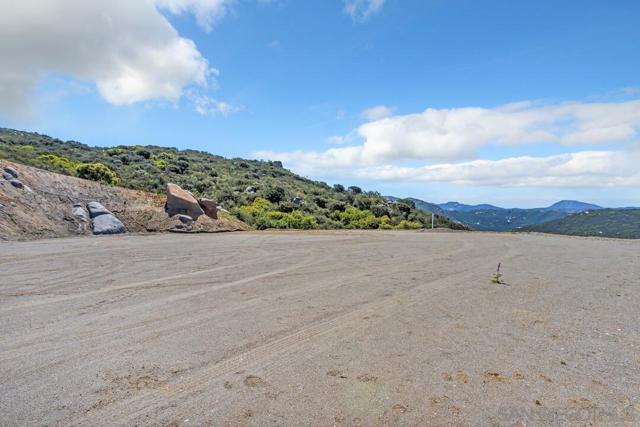 2169 Corte Dorado Espuela, Alpine CA: https://media.crmls.org/mediaz/e1779eaa-0c1d-4120-8e9f-494d0fbf3d46.jpg