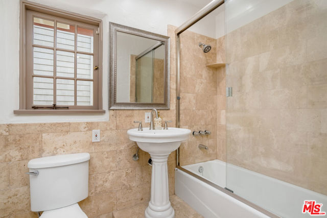 2917 N Poinsettia Avenue, Manhattan Beach CA: https://media.crmls.org/mediaz/e177db70-2bf8-4951-83b6-d2d000f46374.jpg