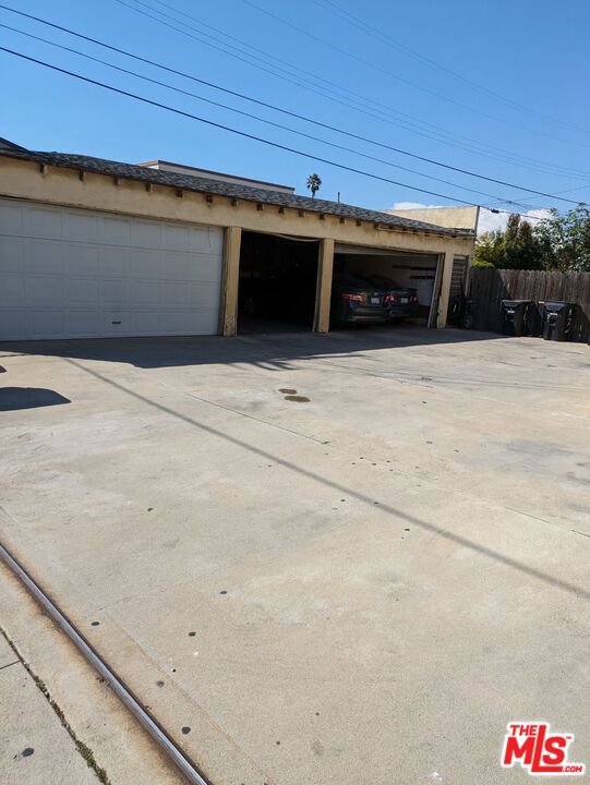 3305 W 21st Street, Los Angeles CA: https://media.crmls.org/mediaz/e1792f32-b7e4-4346-abe7-7274af7b01e2.jpg
