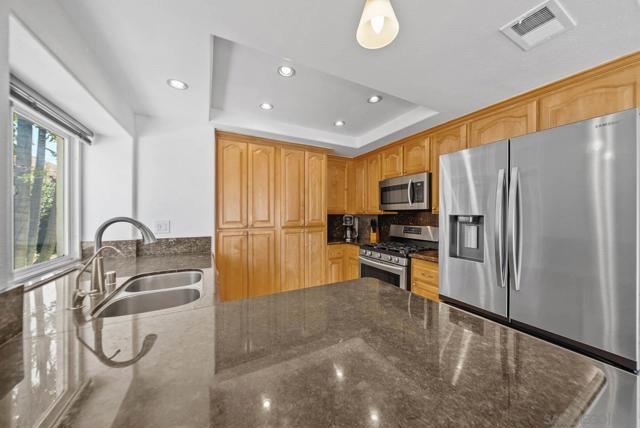 2492 Royal Saint James Dr, El Cajon CA: https://media.crmls.org/mediaz/e17947dc-5b64-4dd8-b3bc-9d27a5efbd75.jpg