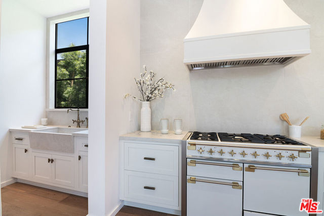 745 E Sunset Avenue, Venice CA: https://media.crmls.org/mediaz/e17a1ab8-1308-4e64-b5bd-b13c31346652.jpg