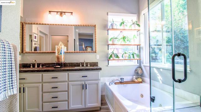 881 Inverness Ln, Brentwood CA: https://media.crmls.org/mediaz/e17acb09-1eb2-4fcc-887f-286945e8d2c5.jpg