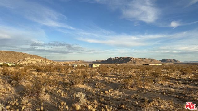 5170 Dusty Mile Road, Landers CA: https://media.crmls.org/mediaz/e17c0aeb-2467-4a84-a17c-14521a4677c1.jpg