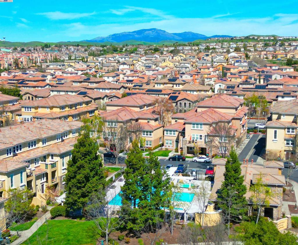 https://media.crmls.org/mediaz/e17c4d59-b625-4c86-bf95-34a5a64b8612.jpg?preset=X-Large