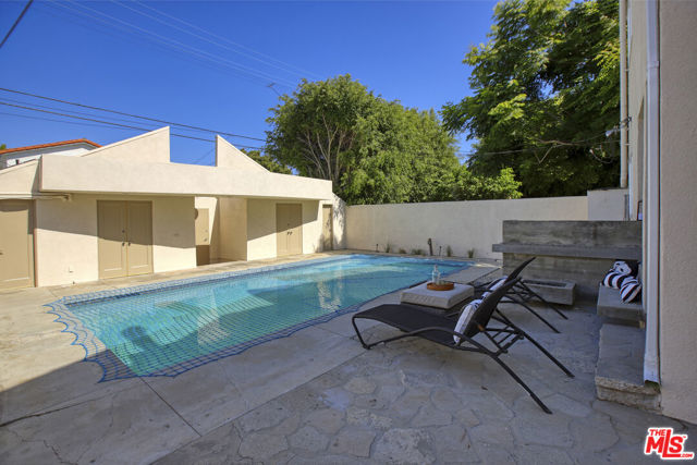 426 S Swall Drive, Beverly Hills CA: https://media.crmls.org/mediaz/e17cde58-6d69-4e4b-870c-44b38710f111.jpg