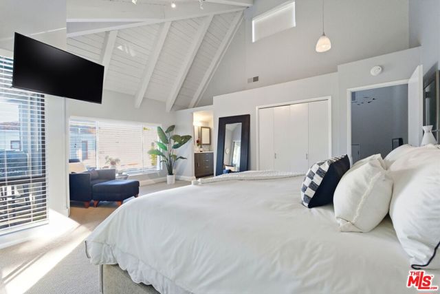 1013 16th Street, Santa Monica CA: https://media.crmls.org/mediaz/e17ed5a7-6c38-4087-8f1e-6acb3f0db46d.jpg